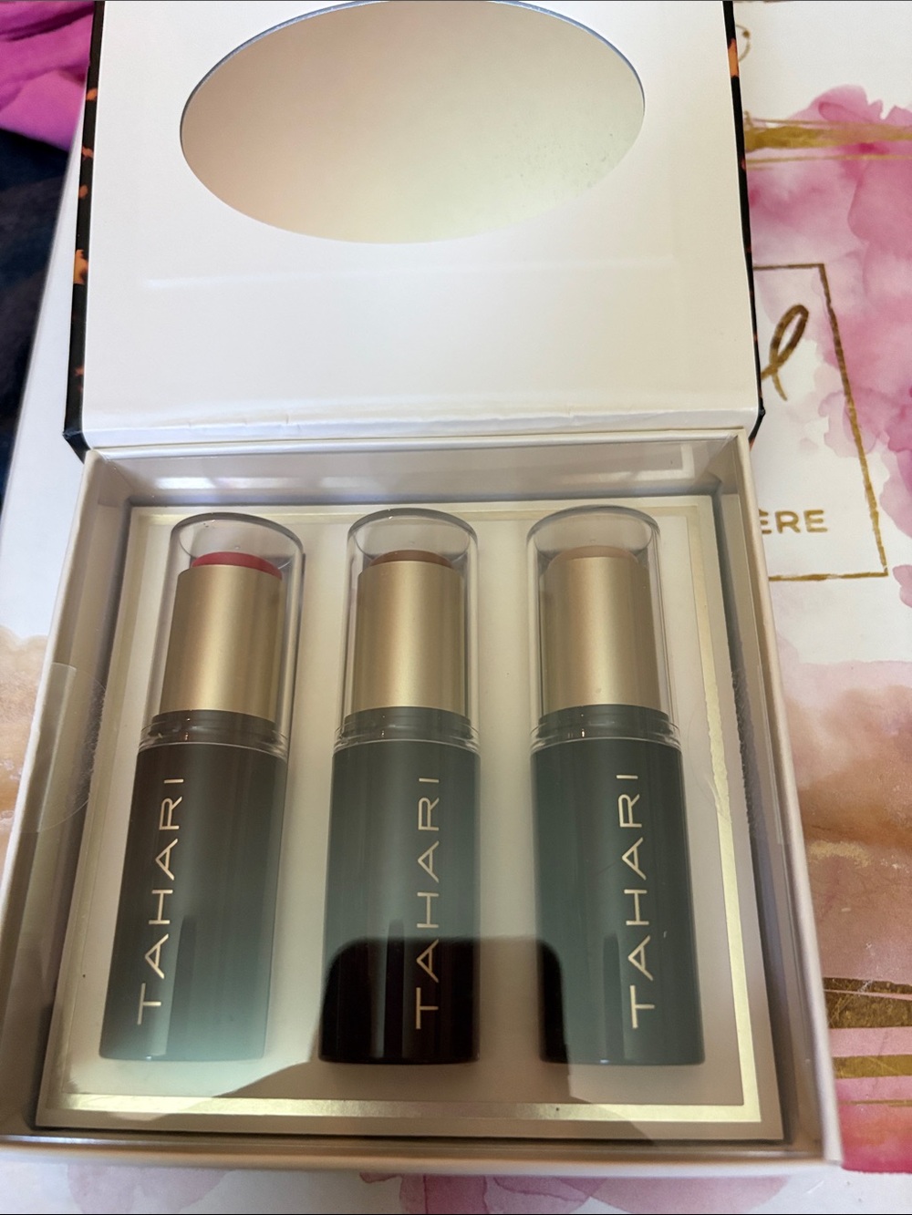Tahari highlighter Trio — Red, Brown, Nude this kit is a face contour trio